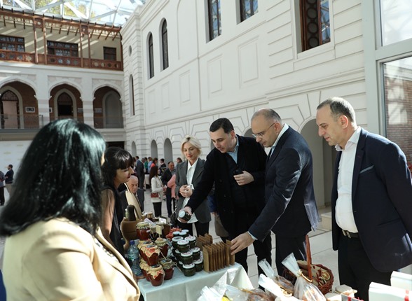 თბილისის საკრებულოში აფხაზეთიდან დევნილი მეწარმე ქალების ხელნაკეთი ნივთებისა და სხვა პროდუქციის გამოფენა გაიმართა