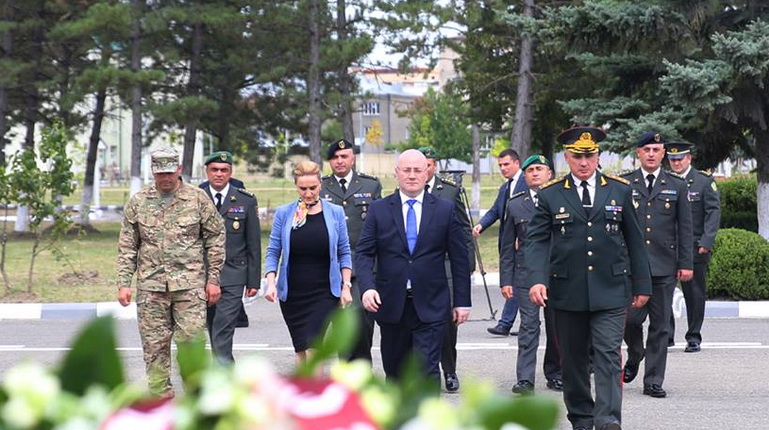 მინდა იცოდეთ, რომ ლევან იზორია რიგითი ჯარისკაცია, რომელიც თქვენთან ერთად ემსახურება თავის ქვეყანას