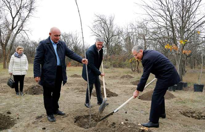 ორი ქვეყნის მეგობრობის ნიშნად,  კრწანისის ტყეპარკში ნეკერჩხლისა და მუხის ხეები დარგეს