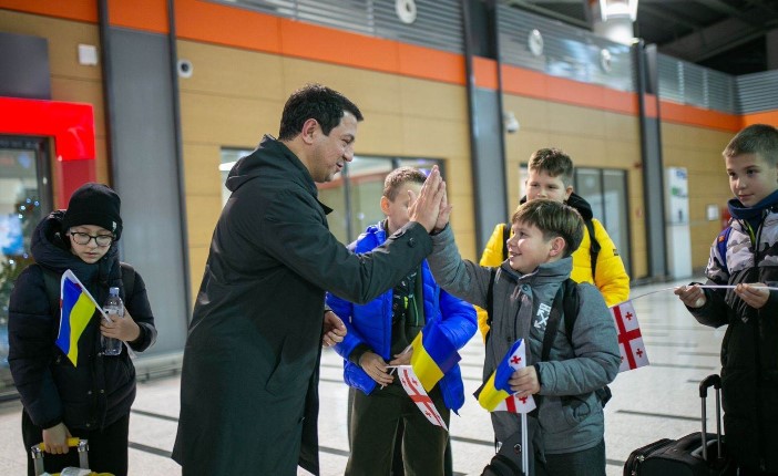 გვსურს ამით გამოვხატოთ ჩვენი ქვეყნის და ხალხის მხარდაჭერა და სანამ მათი სკოლა და სახლები დანგრეულია, საქართველოში, ჩვენს შვილებთან ერთად გაატარონ წინასაახალწლო პერიოდი