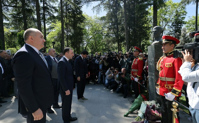 მინდა პირველ რიგში, ჩვენს გმირ ვეტერანებს მივულოცო დღევანდელი დღე – ამ დიდი ბოროტების, ფაშიზმის დამარცხების და ჩვენი გამარჯვების დღე