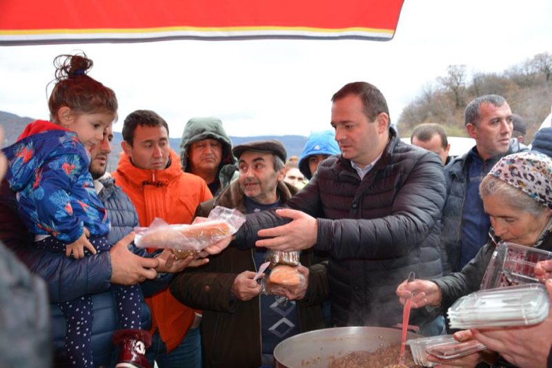 მხარის გუბერნატორმა დუშეთის მუნიციპალიტეტში გაჩერებული ავტომანქანების მძღოლები მოინახულა