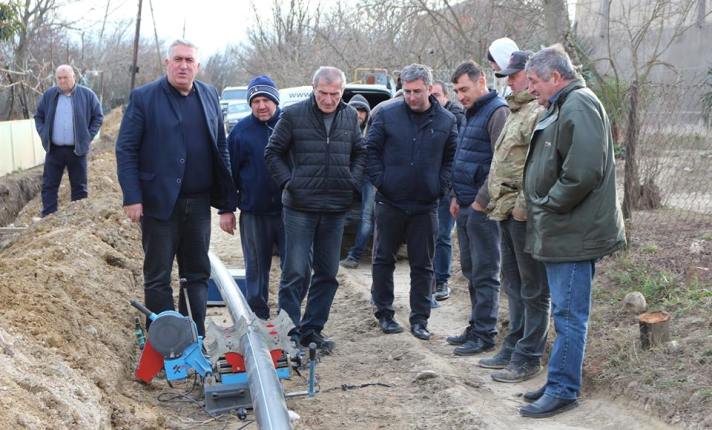 ბონდო სოფრომაძემ წყალსადენის სისტემის მოწყობის სამუშაოები ადგილზე დაათვალიერა