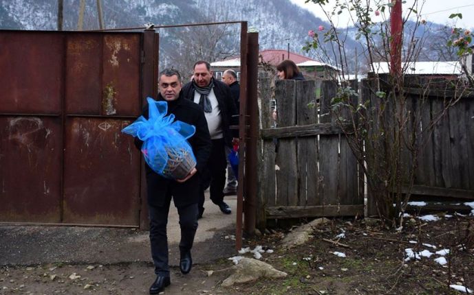 შავლეგო ტაბატაძემ  სოფელ პერევში სოციალურად დაუცველ მაკასარაშვილების ოჯახს ახალი წელი მიულოცა