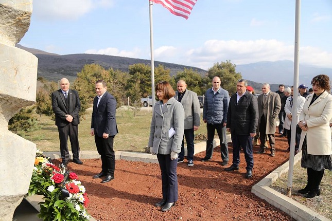 ელიზაბედ რუდმა, 11 სექტემბერს აშშ-ში ტერაქტის შედეგად გარდაცვლილი მეხანძრე-მაშველების მემორიალი მცხეთაში გვირგვინით შეამკო