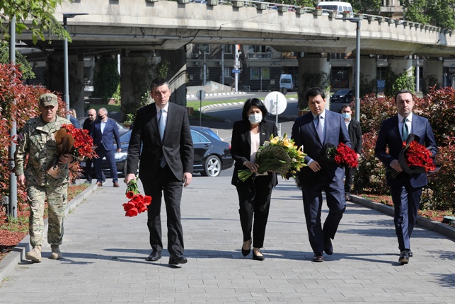 საქართველოს ხელისუფლების უმაღლესი თანამდებობის პირებმა, თავდაცვის ძალების დღესთან დაკავშირებით, დაღუპულ გმირთა ხსოვნას პატივი მიაგეს