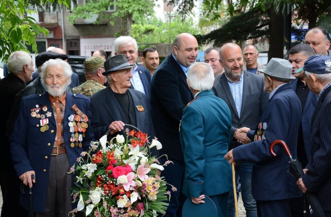 იმერეთის 12–ვე მუნიციპალიტეტში მემორიალები ყვავილებით შეამკეს