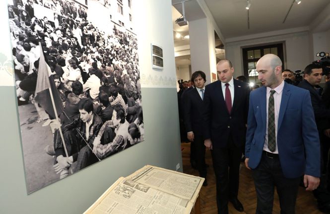 ზვიად გამსახურდიას სახელს უკავშირდება საქართველოს დამოუკიდებლობა და საქართველოს სახელმწიფოებრიობის აღდგენა