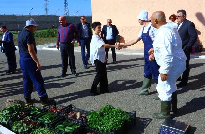 იუსტიციის მინისტრი გლდანის პენიტენციურ დაწესებულებაში პატიმრების მიერ მოყვანილი მოსავლის აღებას დაესწრო