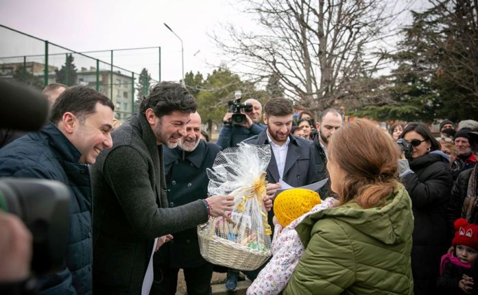 კახა კალაძემ საკუთრების დამადასტურებელი მოწმობები კიდევ 22 ოჯახს გადასცა